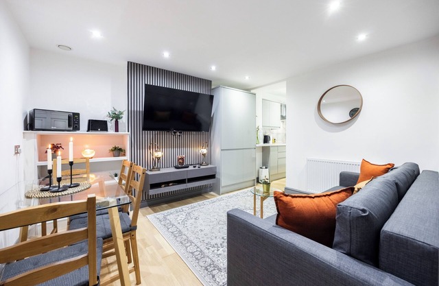 Welcome to Plotseeker’s Modern 3BR Homey Flat Heart of Hammersmith