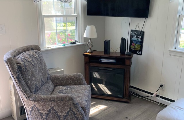 Welcome To Salty Breezes 2/BD Cottage Located At Tween Waters