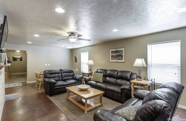 Welcome to Serenity Hills Zion , Sleeps 10 +