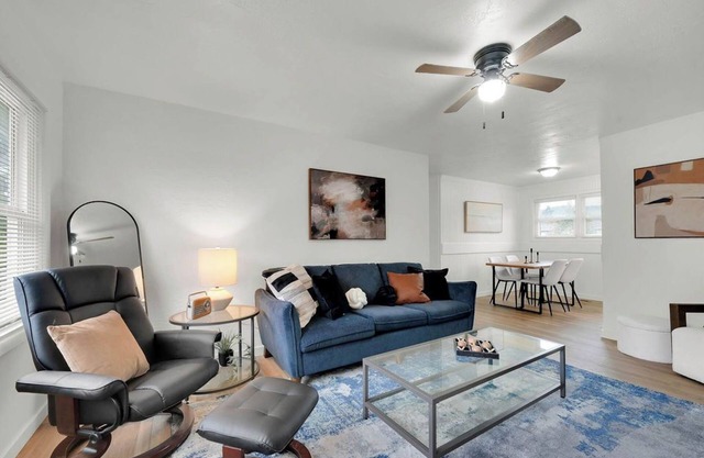 Welcome to The Cozy Nook – Your Cozy Retreat in the Heart of It All!n