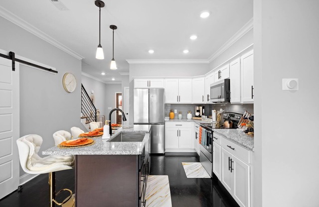 Welcome to the Orange Beauty Oasis| 3BDRM w/patio Spacious| Shops & Restaurants