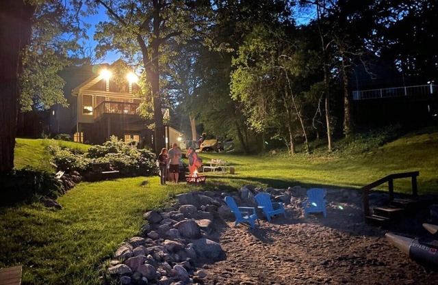 Welcome to the Panorama Nest! Sleeps 14 - beach & lakefront! Perfect for groups!