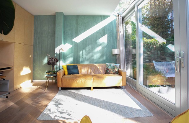 Welcome to this bright home on Oldenbarneveldstaat