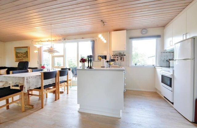 Welcome to this classic Danish vacation home in Oddesund.