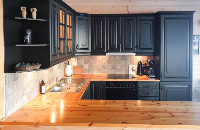 Welcome to this cozy cottage in a great location with great hiking nearby.