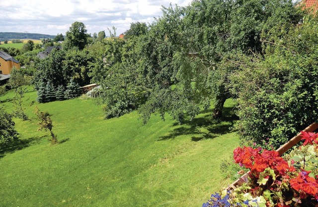 Welcome to this hillside vacation home on a large garden plot overlooking the Göltzsch valley.