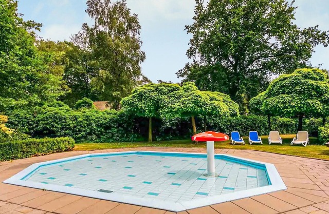 Welcome to this modern vacation home ideally located for exciting excursions.
