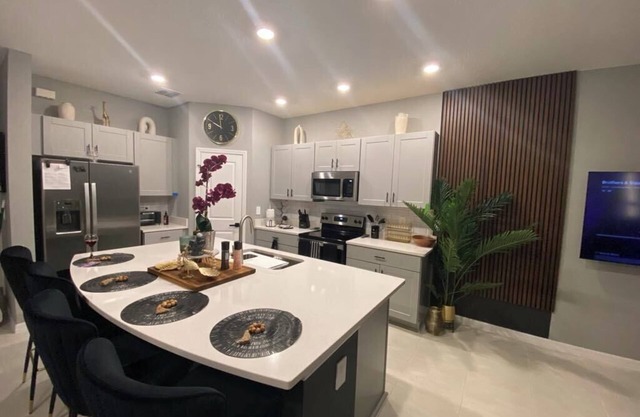 Welcome To Wynwood Gardens!nJust minutes from shops, restaurants & Disney parks.