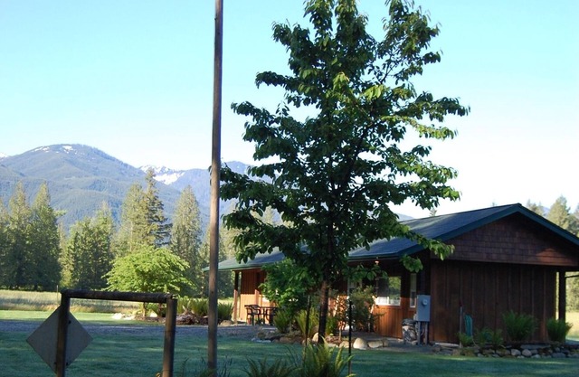 Welcome to your year-round mountain getaway and historic ranch in the foothills of the North Cascades!
