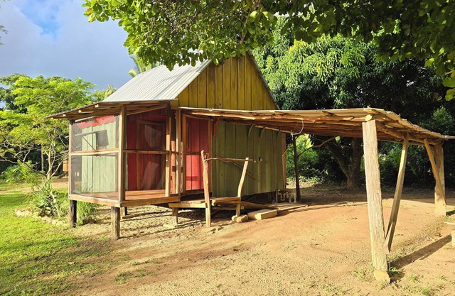 Welcoming 1-bedroom rustic cottage in Hopkins Village