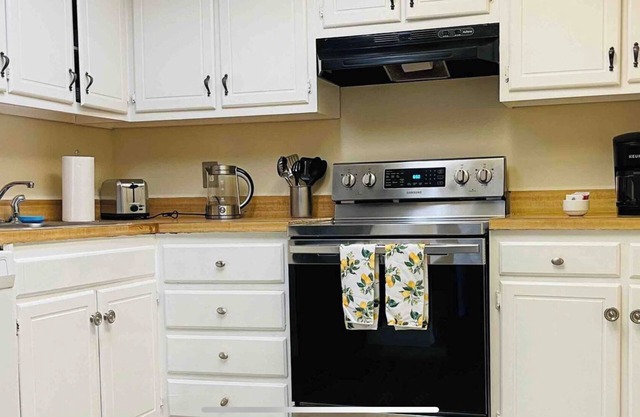 Welcoming 2-bedroom apartment with AC in Lansdowne