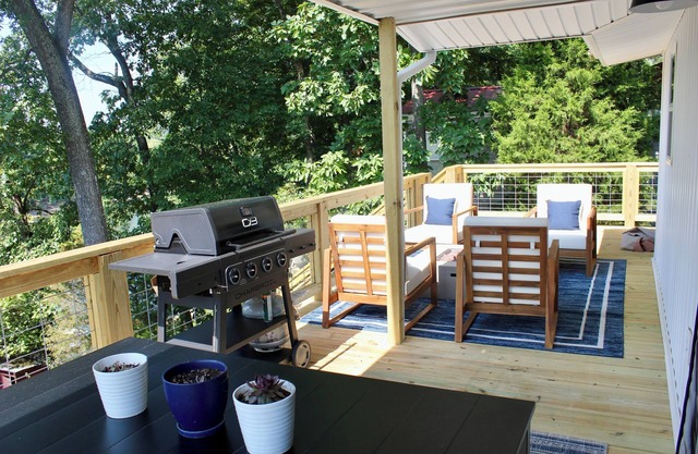 Welcoming 2-bedroom house with lake access in charming McDaniels