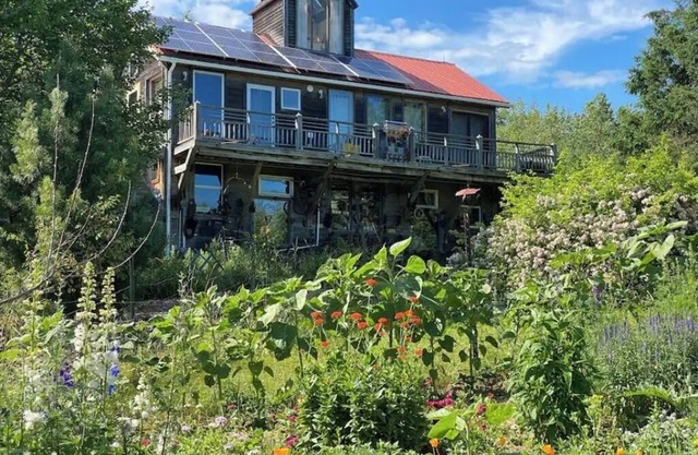 Welcoming 4 bed Loft on Organic Farm-Near MDI & Wilderness