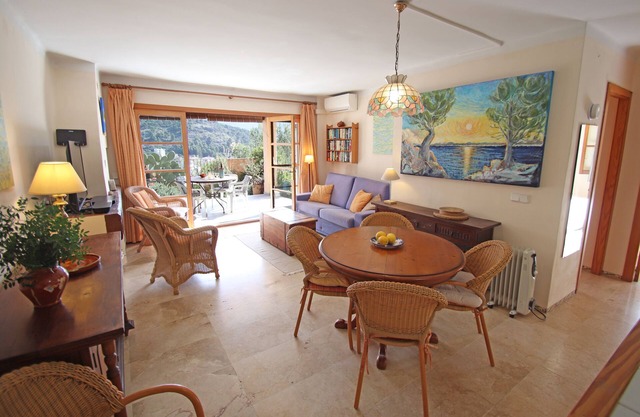 Welcoming garden apartment with sea and mountain views 5 minutes walk from beach