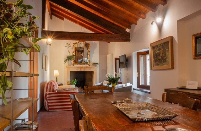 welcoming large, private apartment, sleeps 6 in the center of Verona