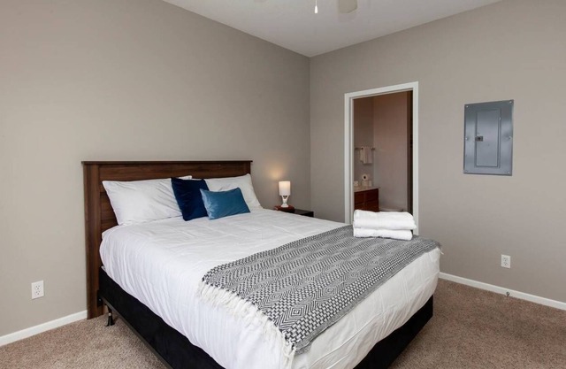 Welcoming University Retreat near Restaurants & Parks