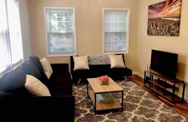 ★ WelcomingTownhome★King Bed★ Long Term Stays★UNC★