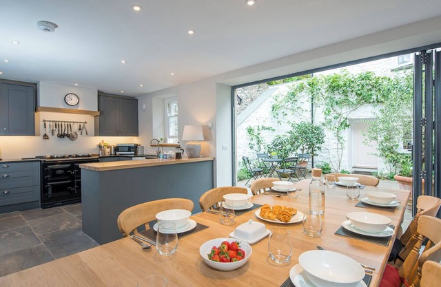 Welford House, Holiday Home Newport, Sleeps 6, 3 bedrooms, bathrooms
