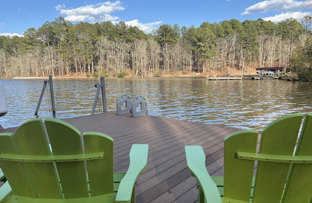 Well appointed 3-bedroom family retreat with dock on beautiful Lake Oconee