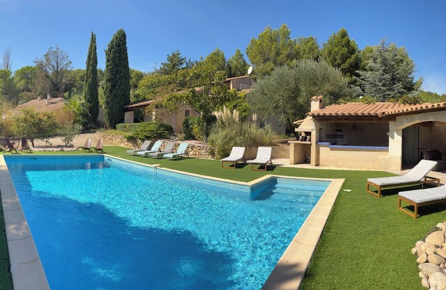 Well equipped spacious villa with private pool between sea/mountains