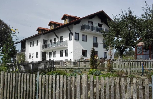 Well-equipped apartment (60sqm) in a quiet secluded location with a balcony and large lawn
