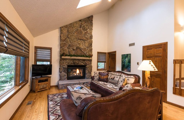 Well-Equipped, Beautiful Art-filled Cabin with new A/C, Close to RMNP & YMCA