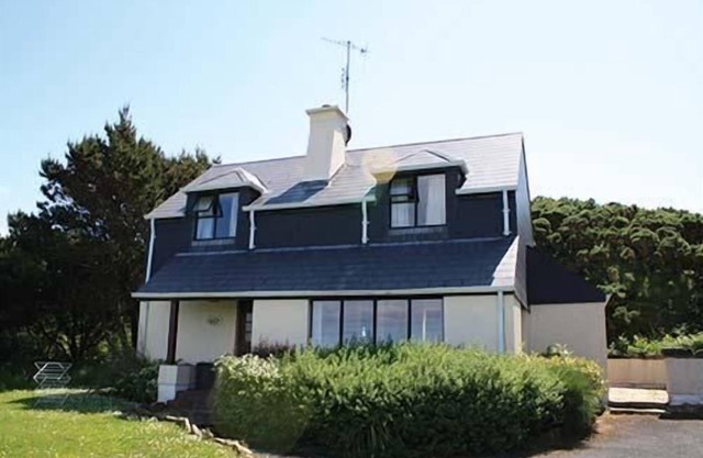 Well equipped house with use of hotel facilities