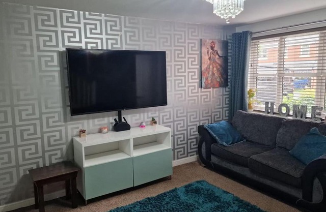 Well Furnished 3 Bedroom House in a cosy estate in Bolton