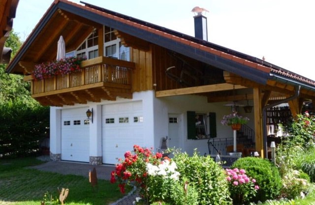 Well-kept apartment in a quiet location with separate entrance and large balcony