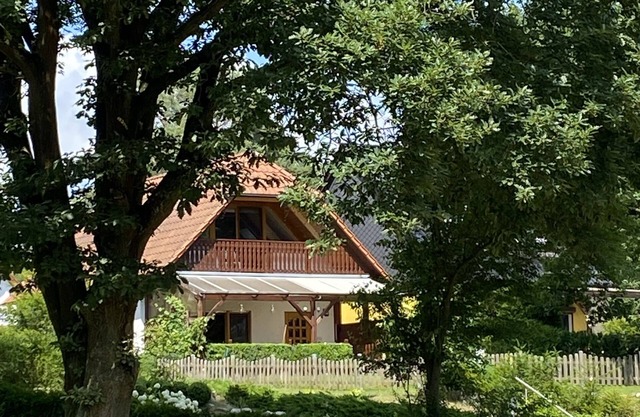 Well-kept vacation home, unobstructed lake view/view of the countryside, 90 m to Fleesensee