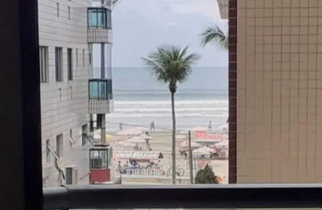 Well-located apartment in Canto do Forte, 50 meters to the beach, 3 minutes on foot