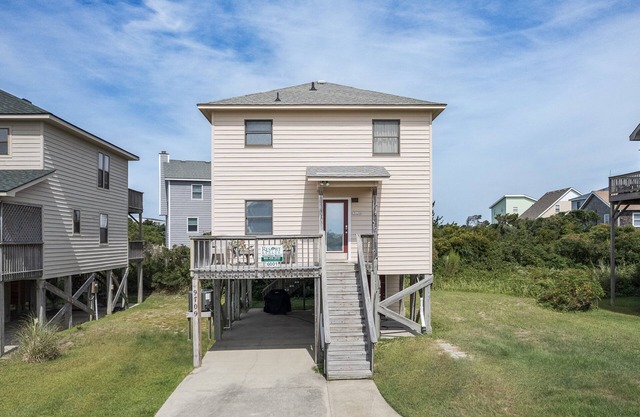 Well-maintained cottage with covered and sun decks