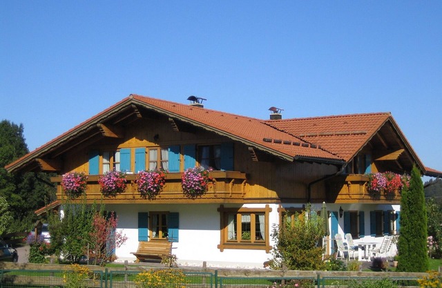 Well maintained home in a quiet, sunny area with mountain views - 3 Stars DTV