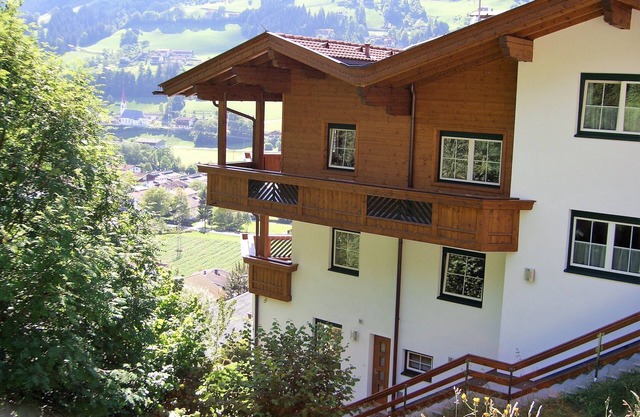 Well maintained, quiet and sunny apartment with stunning panoramic views