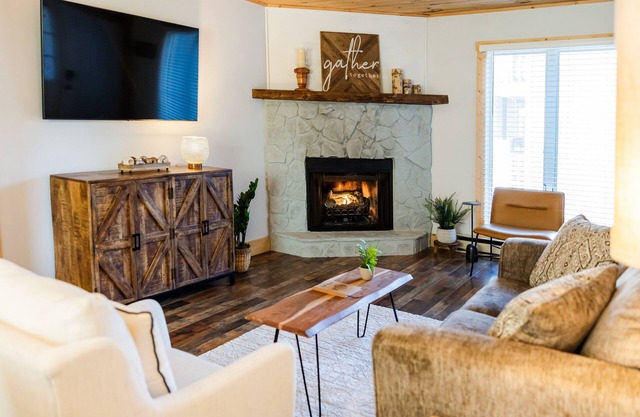 Well Stocked & Cozy, Downtown Condo, Walk to Main!