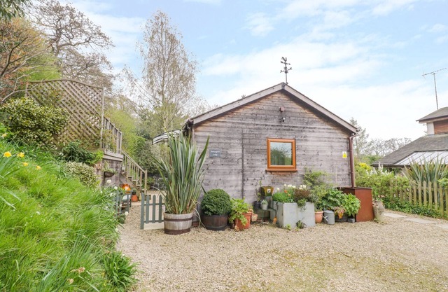 WELLINGHILL LODGE, pet friendly, with a garden in Cheltenham