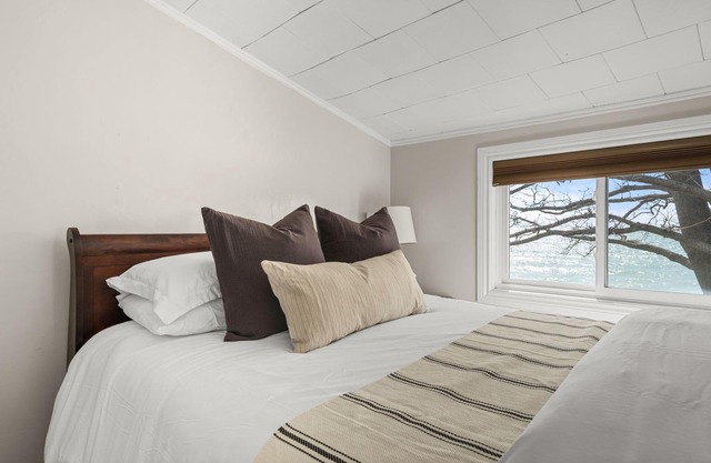 Wellington Lake House on Waterfront