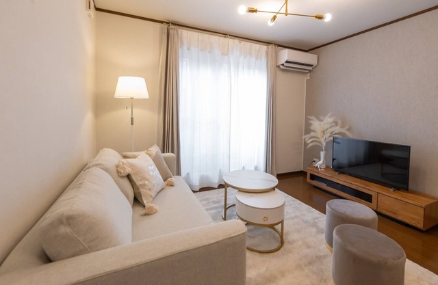 Welllocated and stylish 2BR house for 7 pax w parking and direct train access from KIX/Osaka Ōsaka