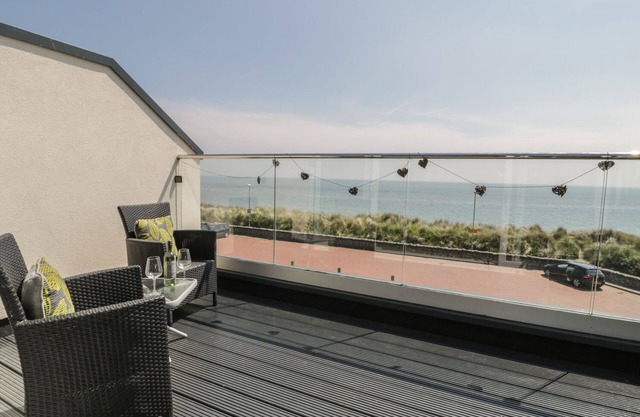 WELYMORA, pet friendly, country holiday cottage in Pwllheli