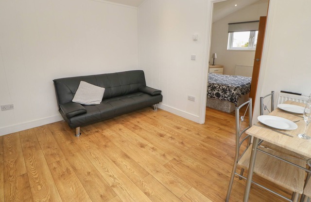 WENSLEYDALE POD, pet friendly, with hot tub in Hutton Rudby