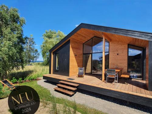 Werder Chalet - GROßES SONNENDECK - Strand 150m I Sauna I eKamin I bis 8 Pers I Meerblick I by "Meyers am Meer"