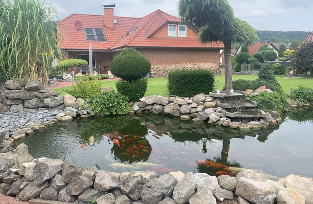 Wesergarten vacation home with fireplace, large garden and well-kept fish pond