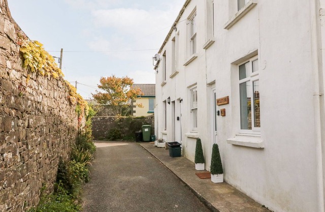 WESLEY END, pet friendly, character holiday cottage in Hartland