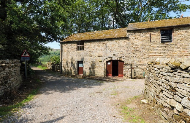 WEST BARN BUNKHOUSE, pet friendly, with a garden in Reeth