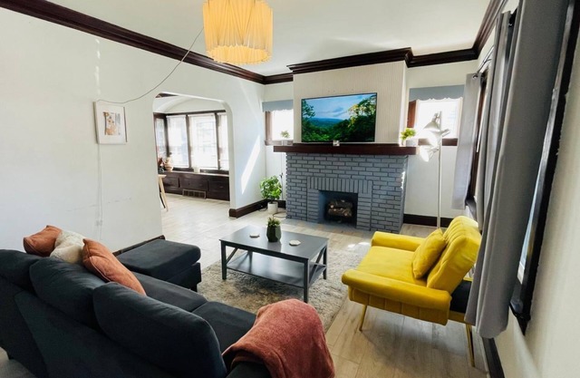 West Blvd Apartment for 4 and Pets Welcome