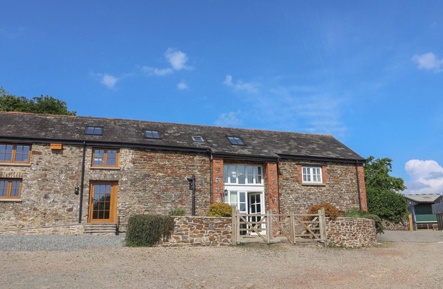 WEST BOWDEN FARM, pet friendly, with a garden in South Molton