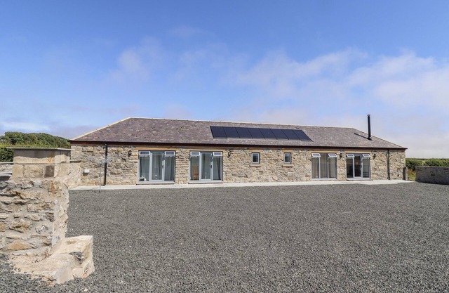 WEST BURTON HEMMEL, pet friendly, with open fire in Bamburgh