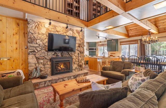 West Donner Lake~Pet Friendly~Walk to Lake