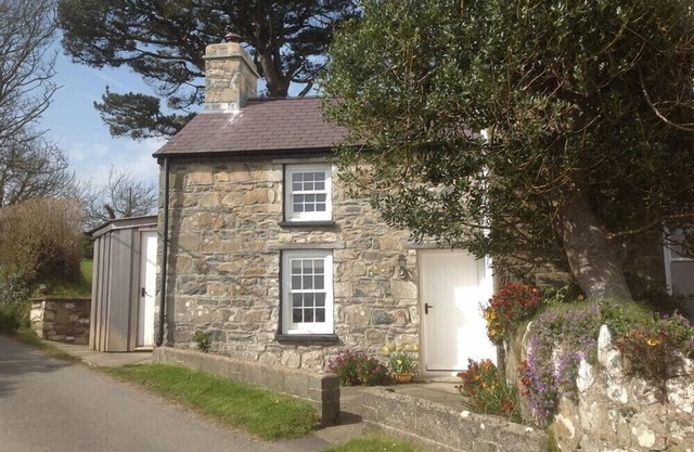 WEST END COTTAGE, romantic, with open fire in Newport, Pembrokeshire