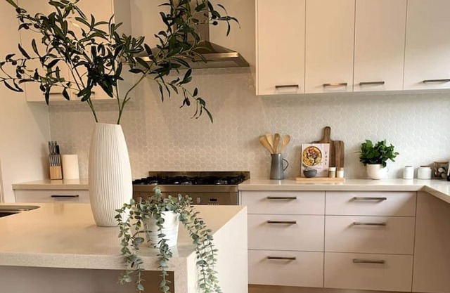 West Geelong Spacious Townhouse 3 Bedrooms, Parking, Wifi